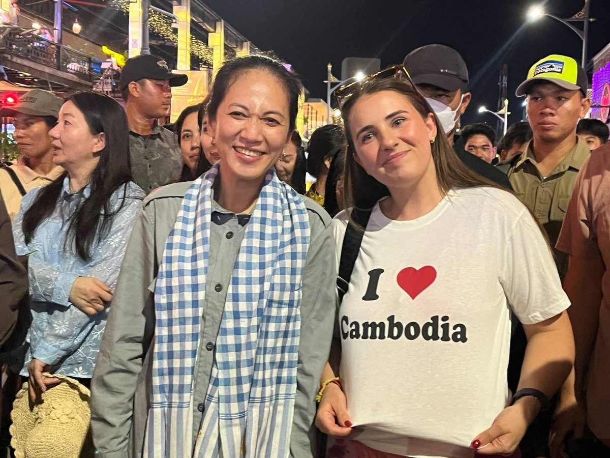 洪玛奈夫人于8月22日晚走访暹粒Pub Street,视察当