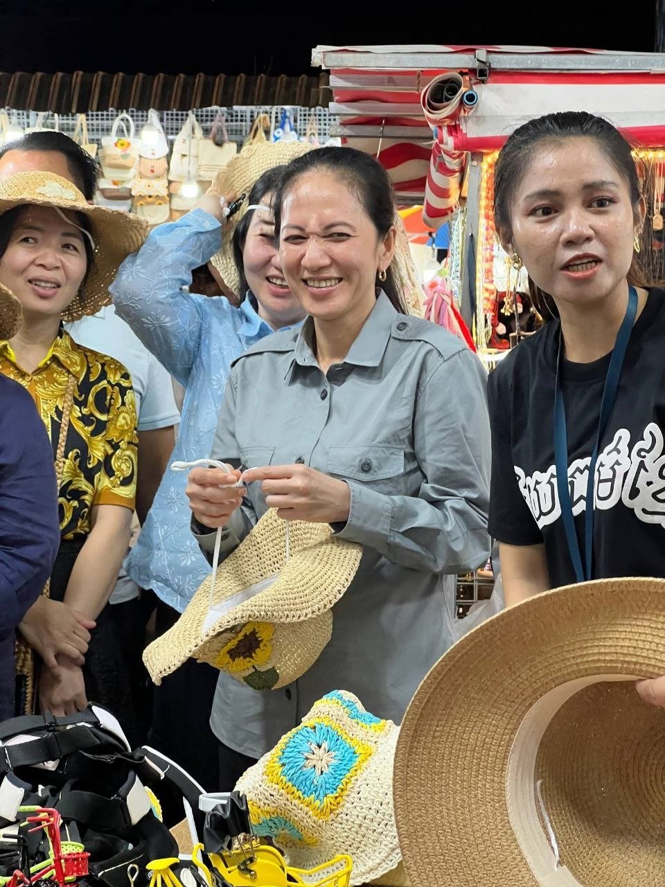 洪玛奈夫人于8月22日晚走访暹粒Pub Street,视察当