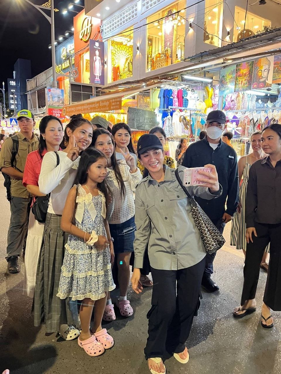 洪玛奈夫人于8月22日晚走访暹粒Pub Street,视察当