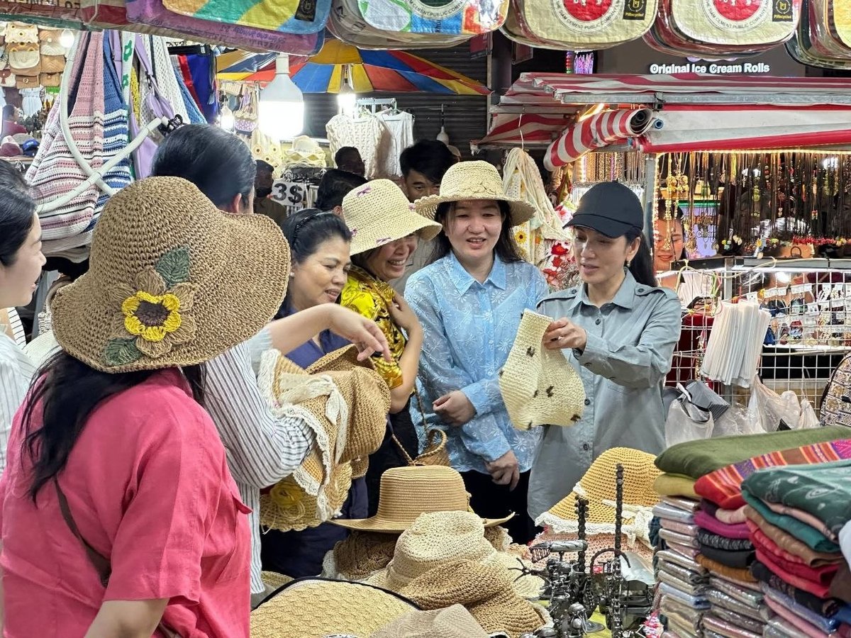 洪玛奈夫人于8月22日晚走访暹粒Pub Street,视察当