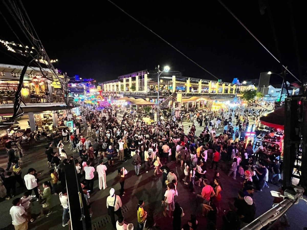洪玛奈夫人于8月22日晚走访暹粒Pub Street,视察当