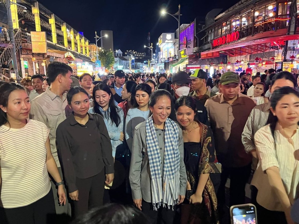 洪玛奈夫人于8月22日晚走访暹粒Pub Street,视察当