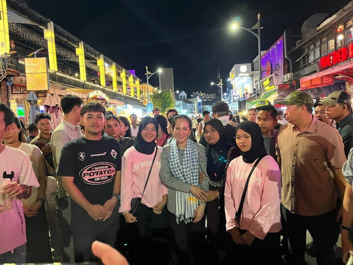 洪玛奈夫人于8月22日晚走访暹粒Pub Street,视察当