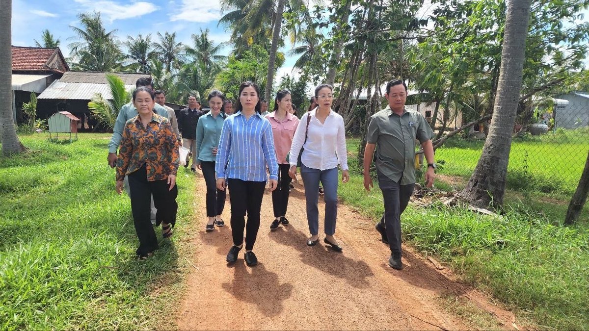 相关官员出席贡布省ឈូក县水井捐赠仪式,为当地居民交付10口