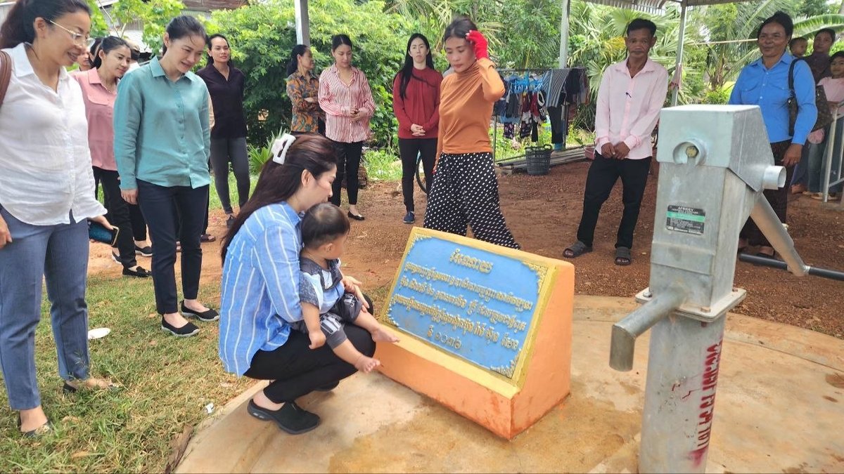 相关官员出席贡布省ឈូក县水井捐赠仪式,为当地居民交付10口