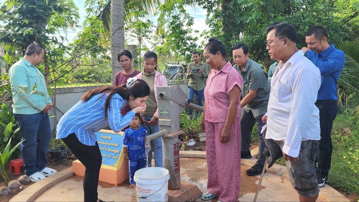 相关官员出席贡布省ឈូក县水井捐赠仪式,为当地居民交付10口
