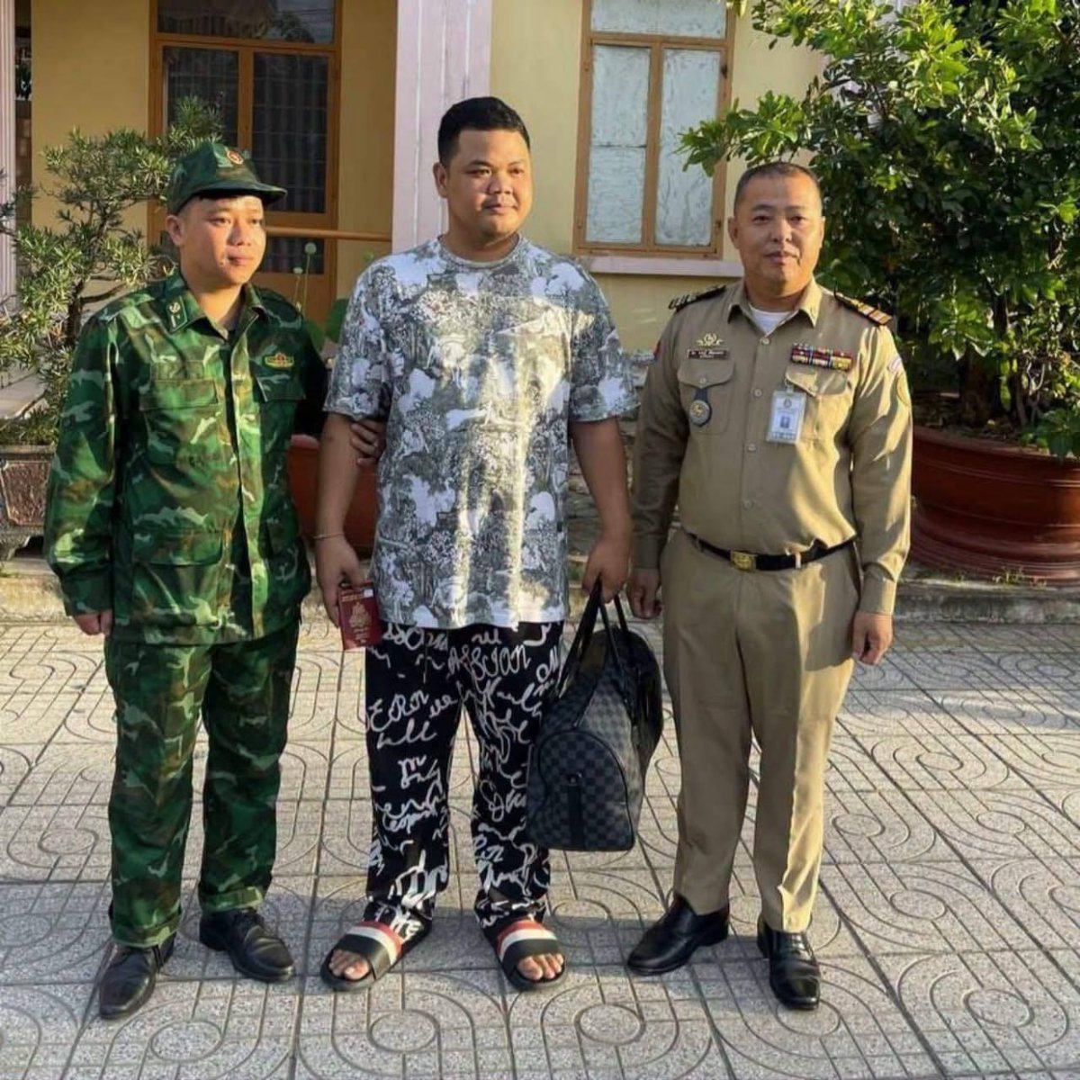 涉嫌暴力犯罪嫌疑人从越南回国投案