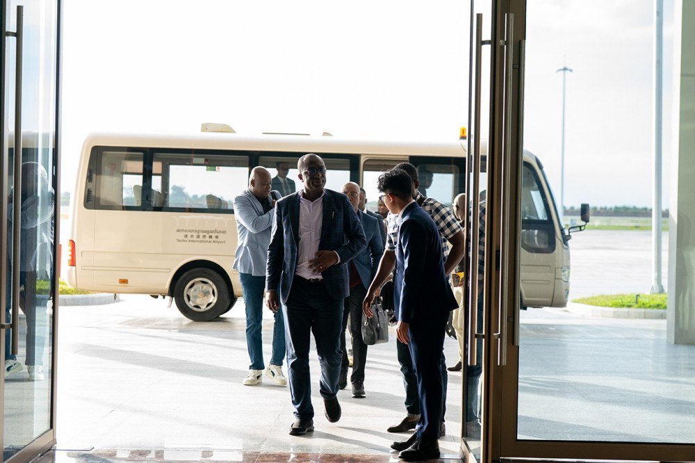 加纳议会代表团抵达金边参加议会主席会议