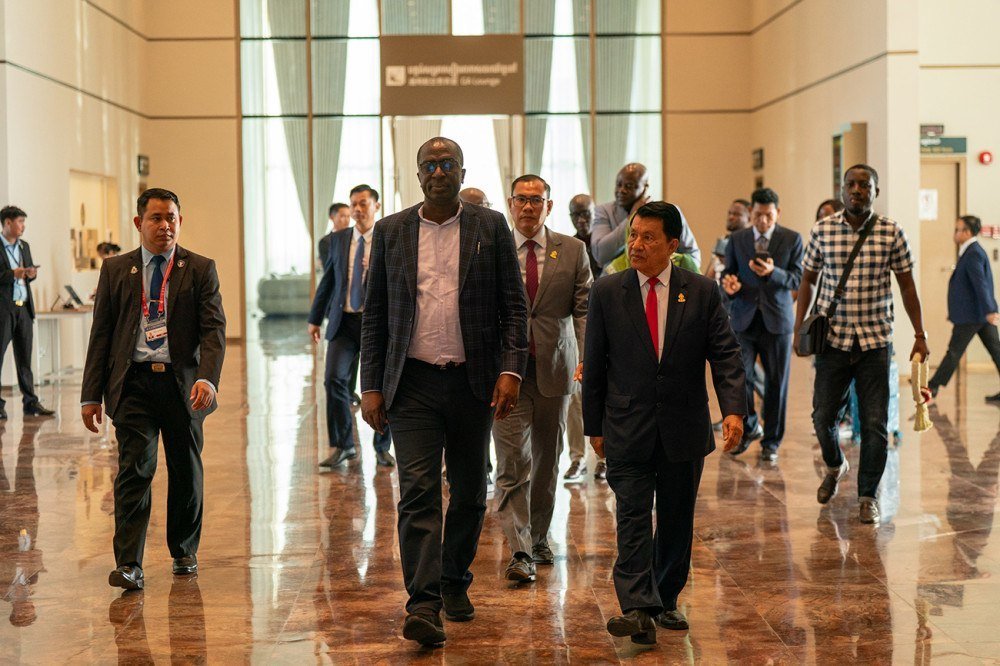 加纳议会代表团抵达金边参加议会主席会议