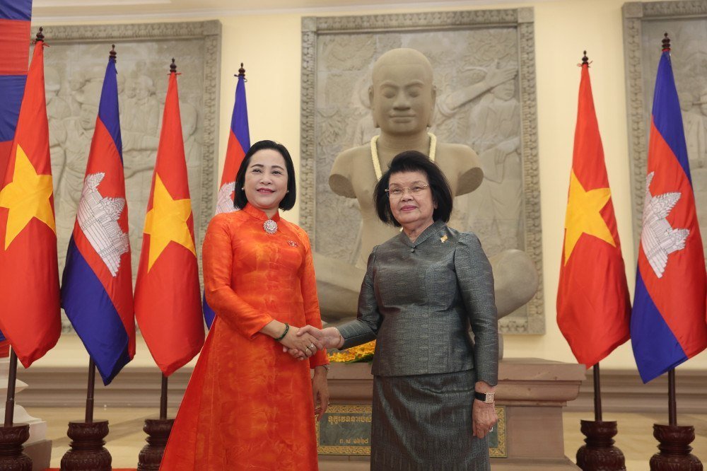 柬埔寨国会主席坤淑达会见越南国会副主席阮氏清