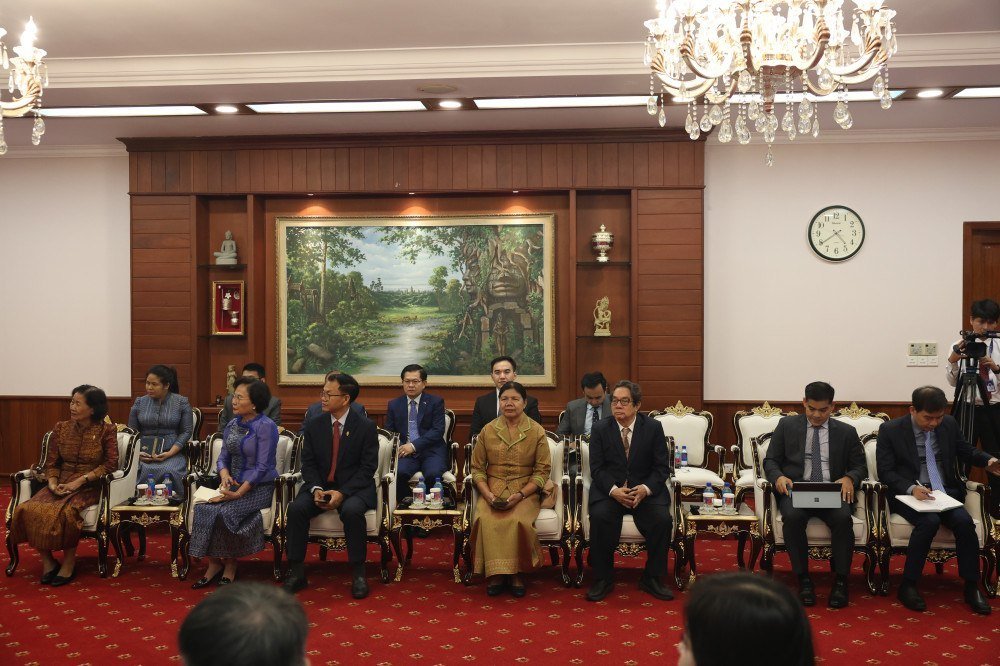 柬埔寨国会主席坤淑达会见越南国会副主席阮氏清