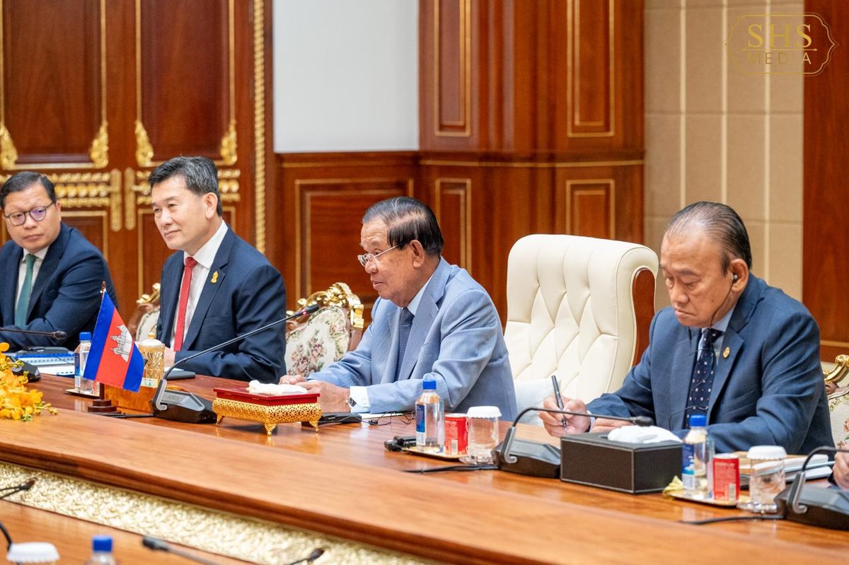 柬埔寨参议院主席洪森亲王在金边会见马尔代夫议长,双方就加强两