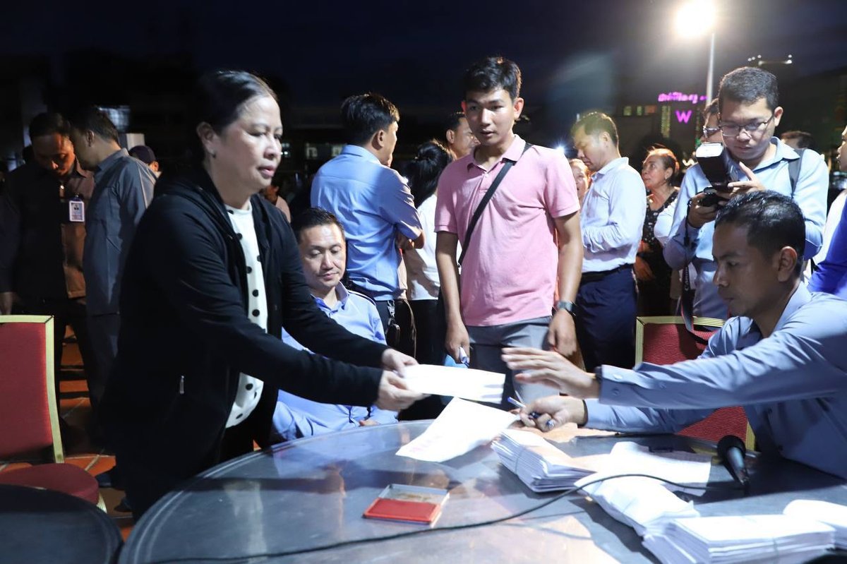 金边波贝中央市场火灾受灾商户获政府补助