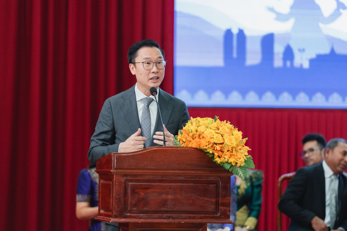 西澳国际课程毕业典礼在金边举办 庆祝学生学业成就