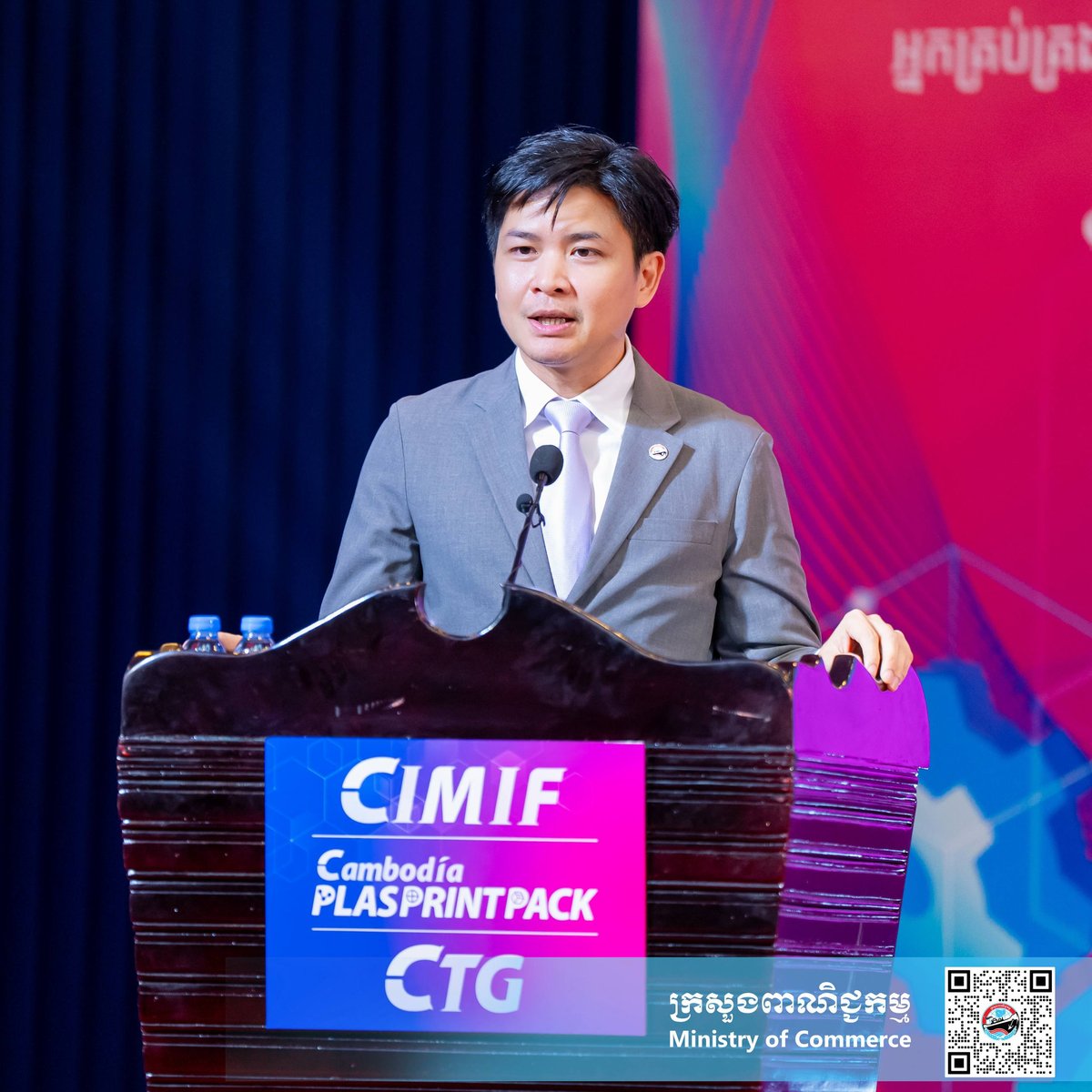 商务部国务秘书Samheng Bora主持了关于加强贸易