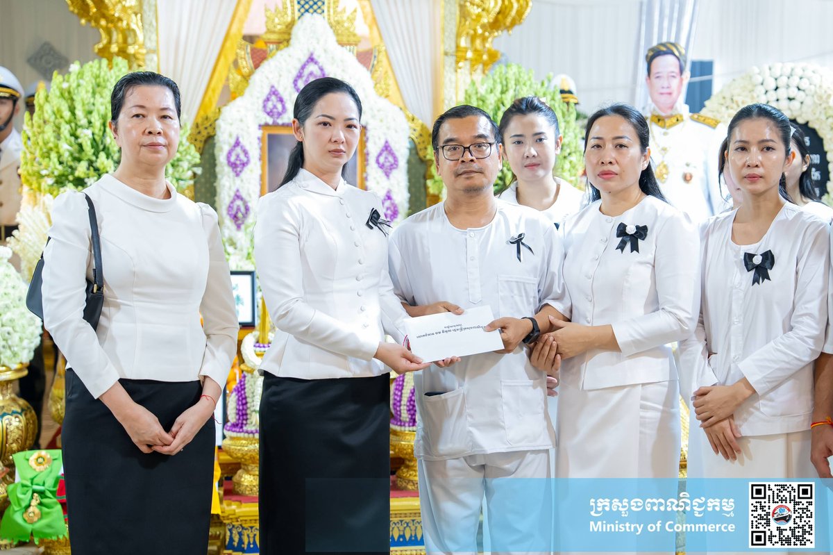 商务部部长出席参议院议员葬礼并致哀