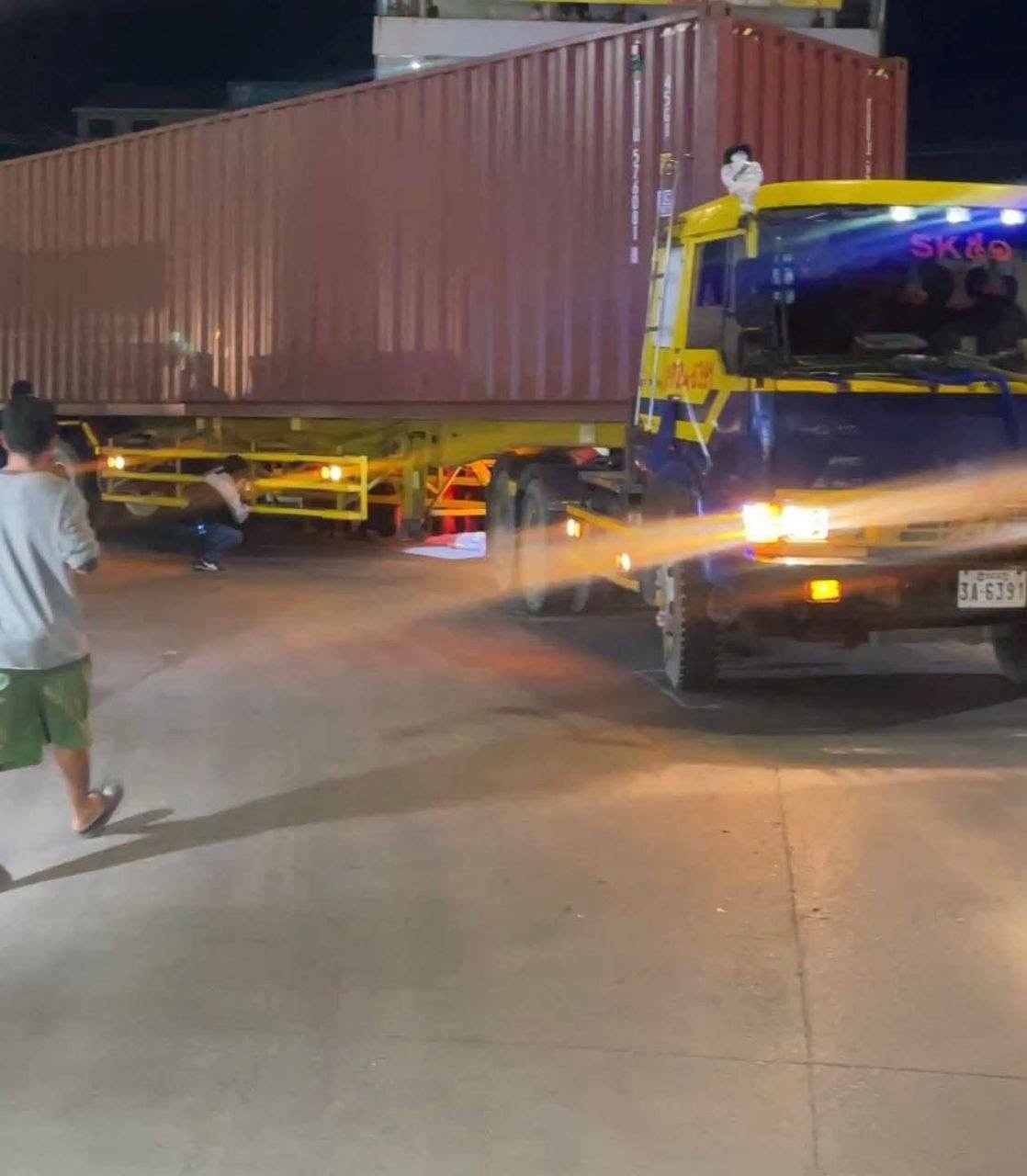 金边发生严重交通事故 一女子被卷入货车轮下身亡