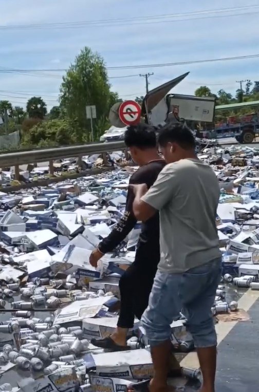金边啤酒运输车失控翻车 货物散落致交通受阻