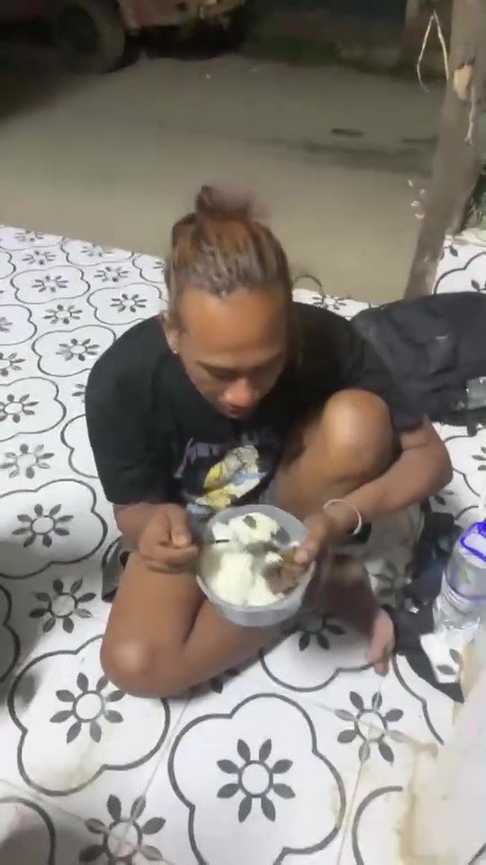 金边街头现印尼籍拾荒者 情绪崩溃思念家乡