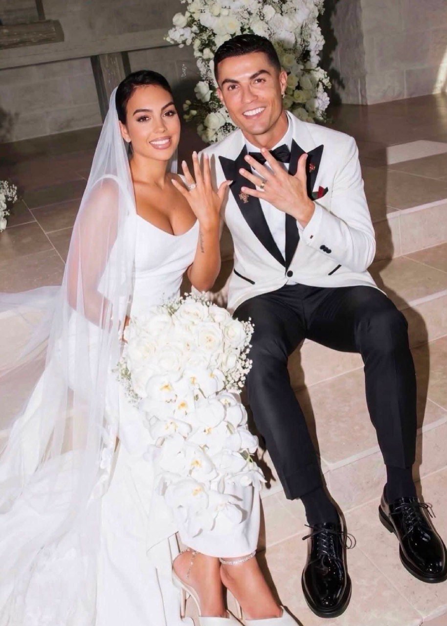 世界足球巨星C罗与女友乔治娜在相恋10年后正式结婚,两人自2