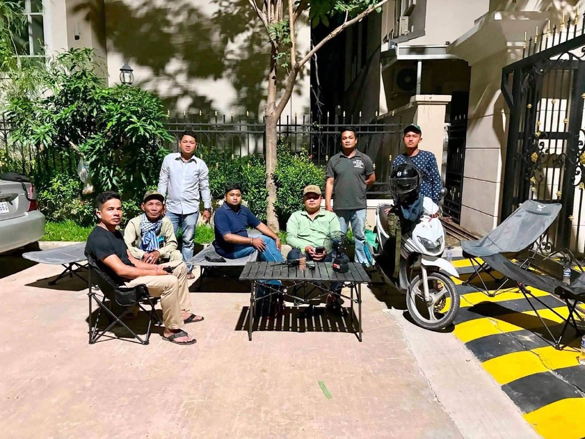 在警方连续蹲守后,一名侮辱前线军人的手机店主已前往金边警察局