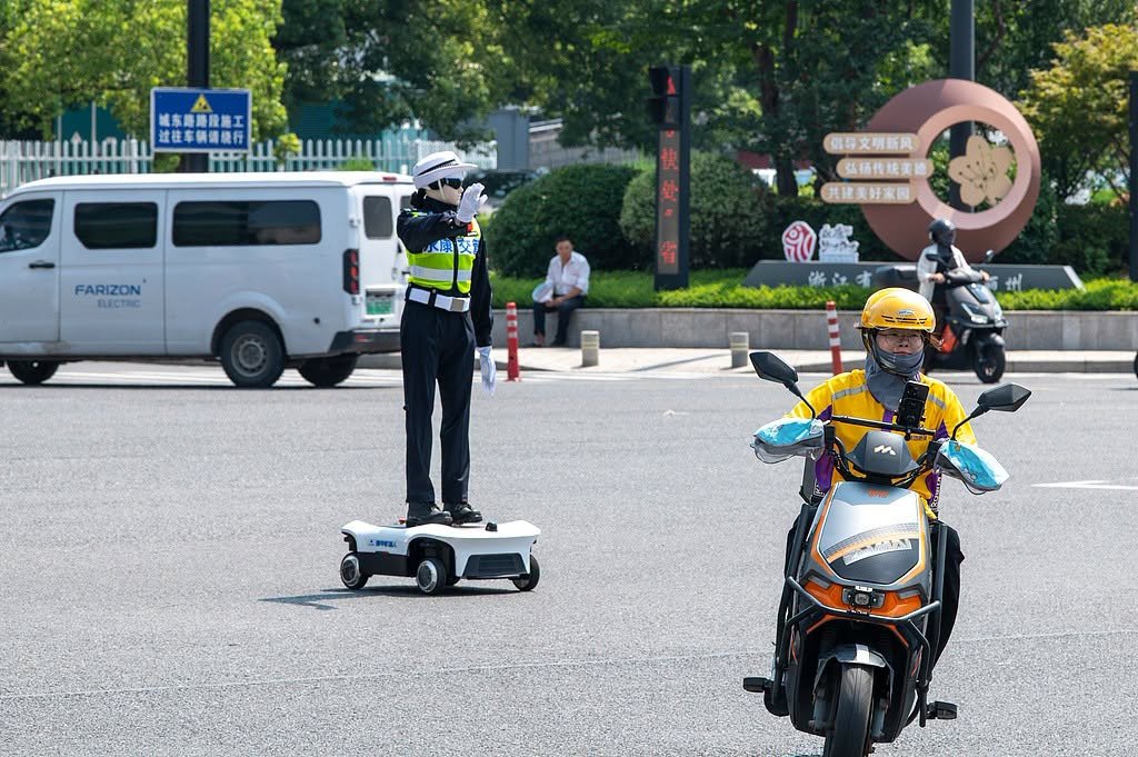 中国浙江试点机器人交警 助力城市交通管理