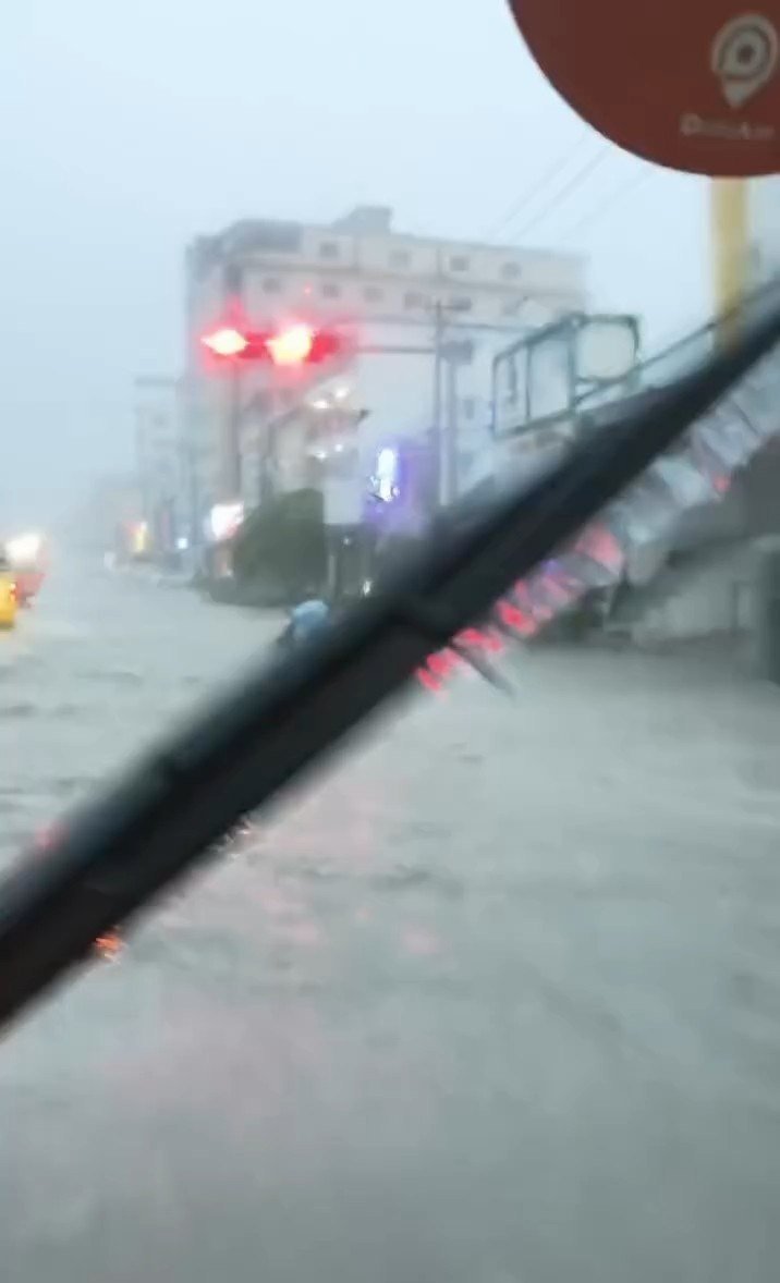 西港暴雨引发道路积水 当局提醒注意安全