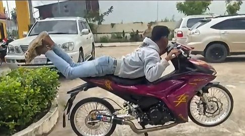 柴桢省警方查处非法改装摩托车 涉事青少年被教育