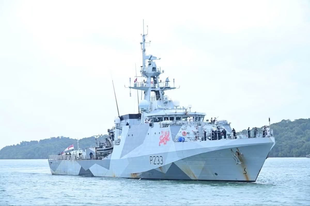 英国海军舰艇停靠云壤海军基地 开启8天友好访问