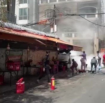 金边万景岗区发生电线杆火灾 消防部门紧急扑救
