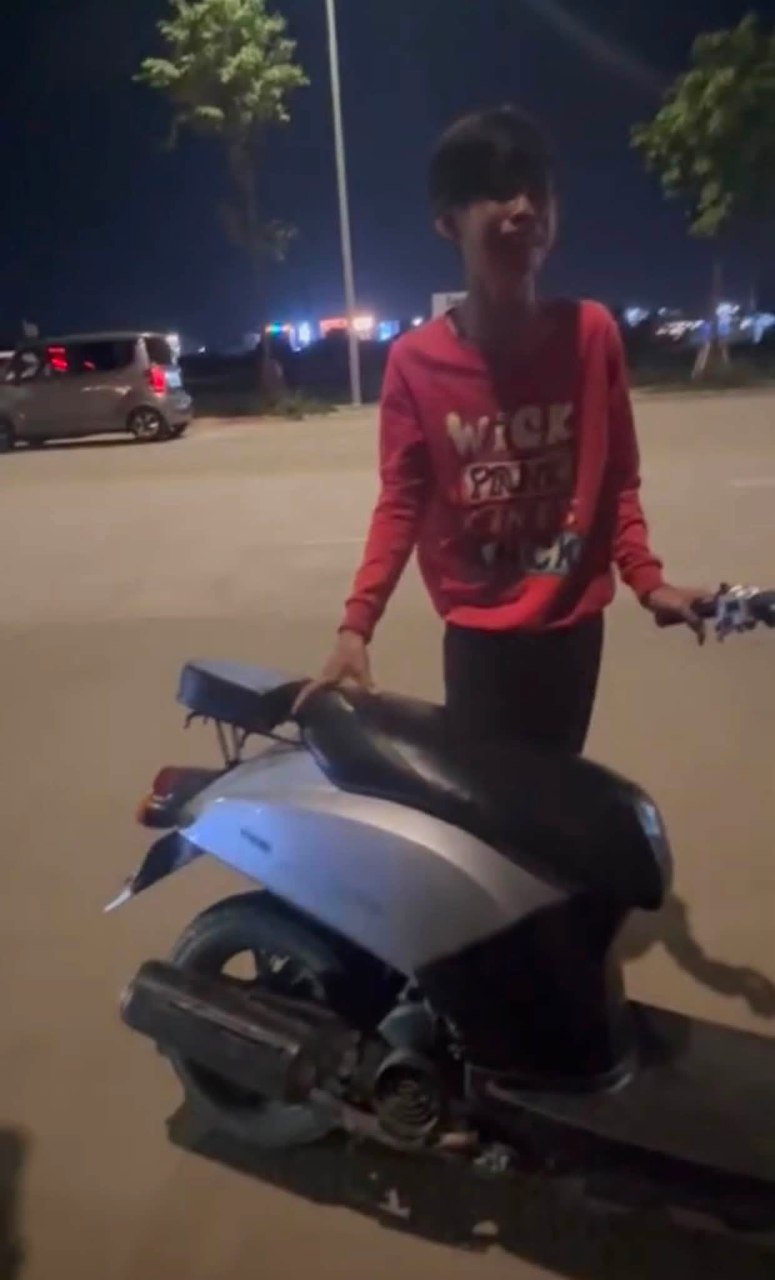 8月30日晚,一名在钻石岛售卖水果的小贩遭遇安保人员没收商品