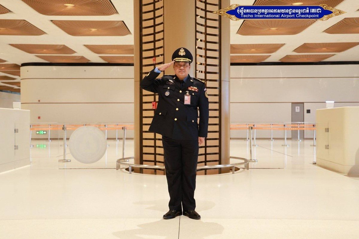 德崇国际机场安保部门于8月17日举行升旗仪式,并开展警察纪律