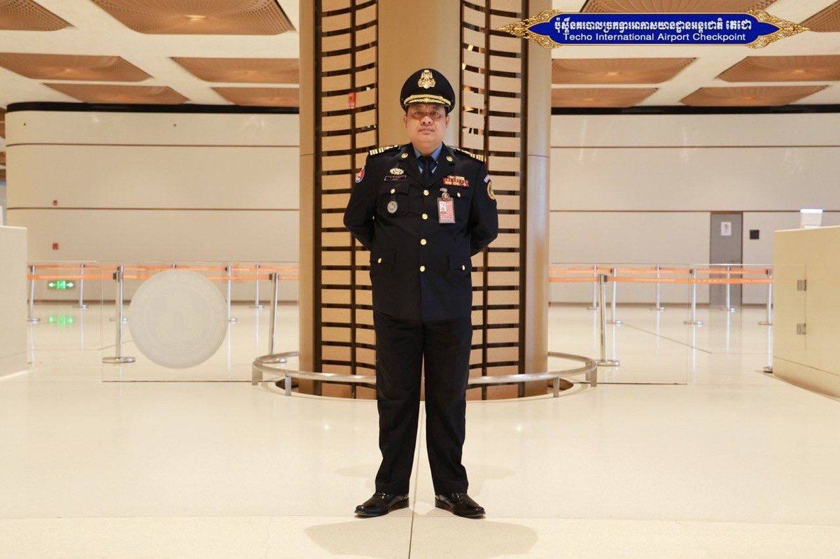 德崇国际机场安保部门于8月17日举行升旗仪式,并开展警察纪律