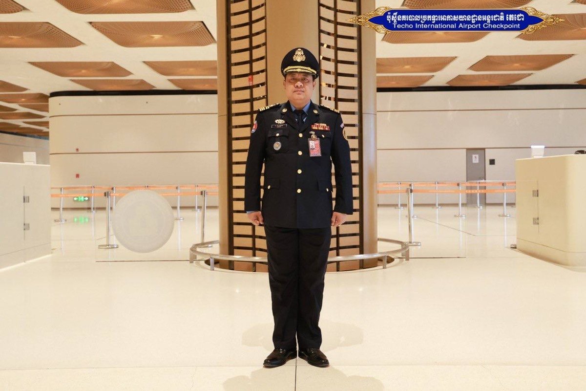 德崇国际机场安保部门于8月17日举行升旗仪式,并开展警察纪律