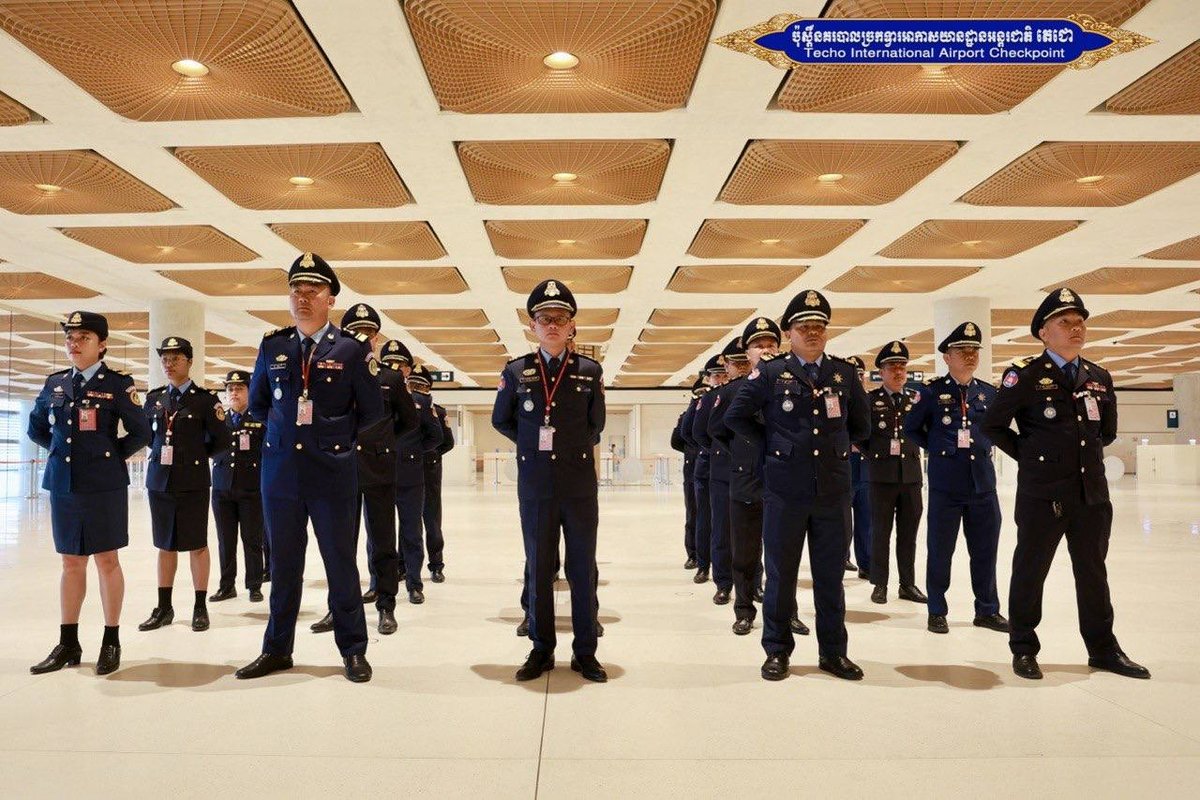 德崇国际机场安保部门于8月17日举行升旗仪式,并开展警察纪律