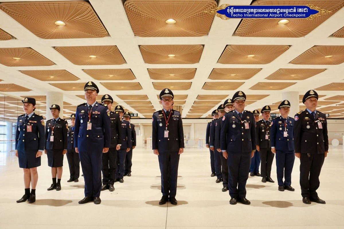 德崇国际机场安保部门于8月17日举行升旗仪式,并开展警察纪律