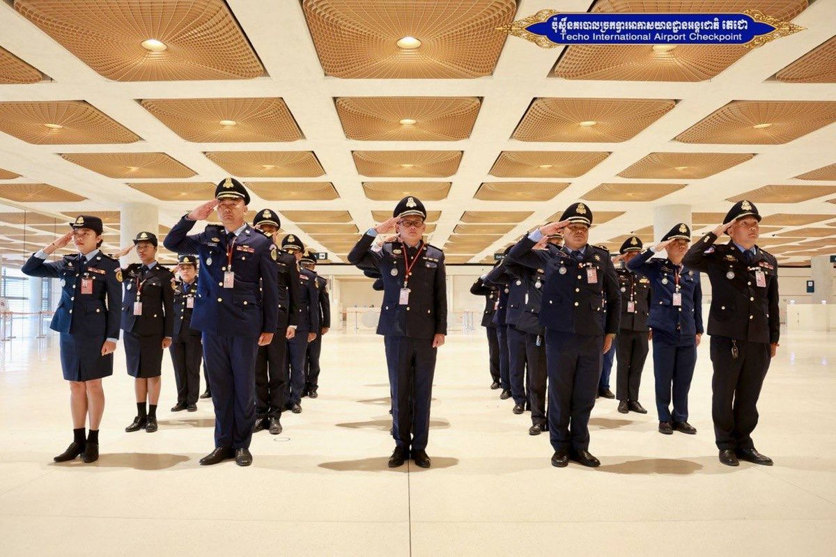 德崇国际机场安保部门于8月17日举行升旗仪式,并开展警察纪律