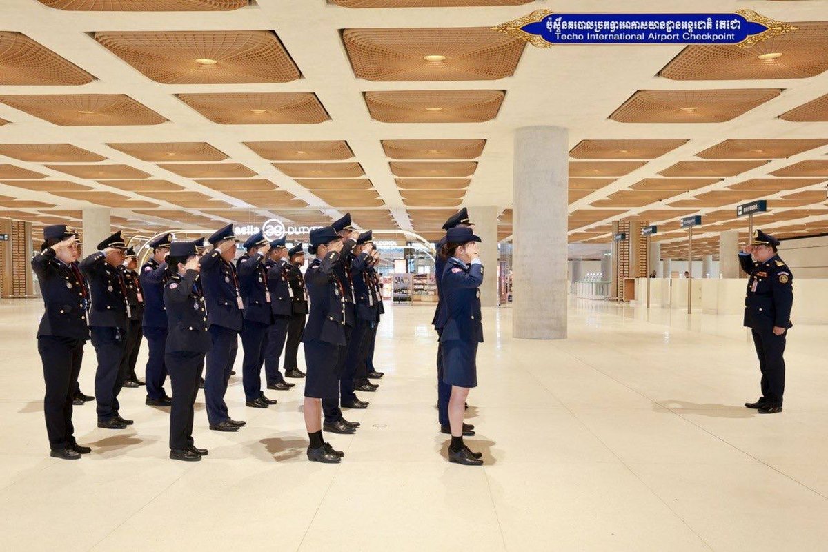 德崇国际机场安保部门于8月17日举行升旗仪式,并开展警察纪律