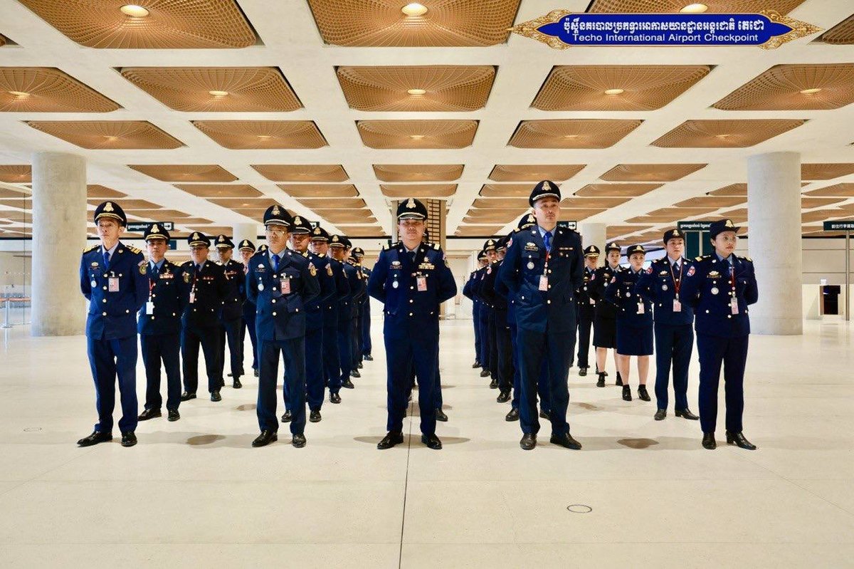 德崇国际机场安保人员举行升旗仪式 强化纪律教育