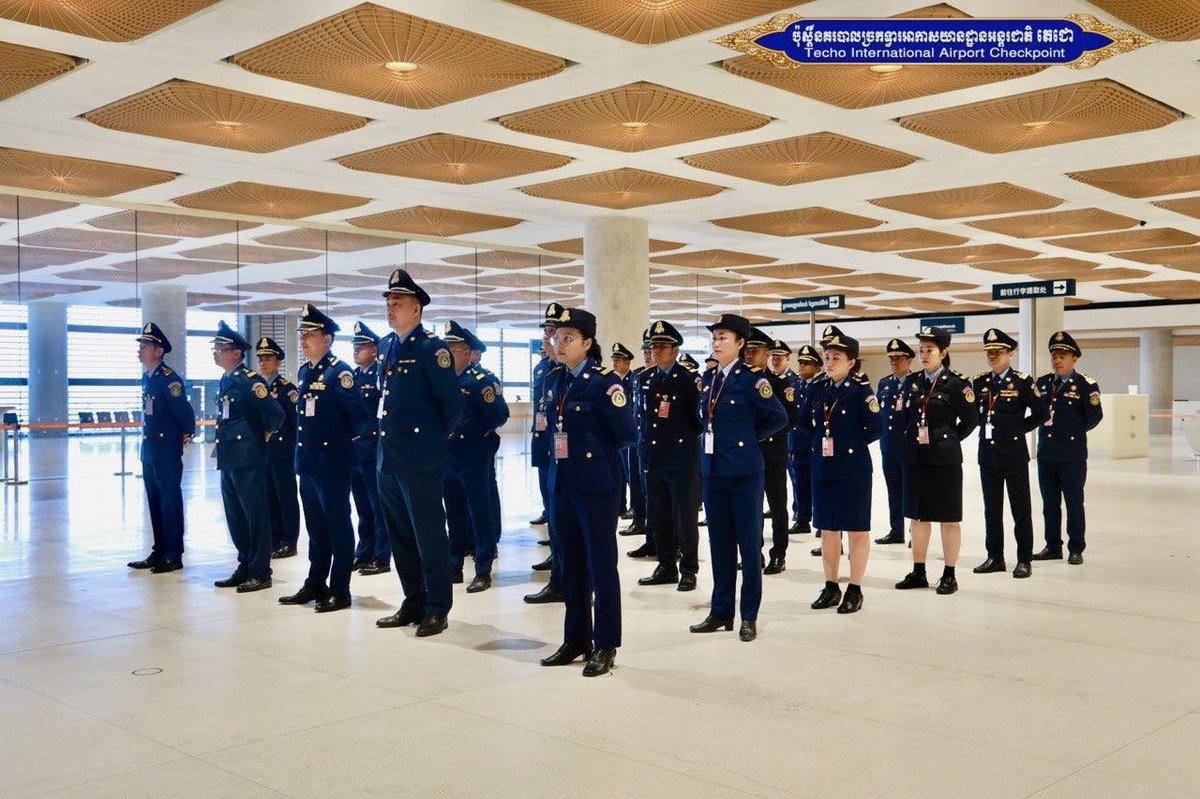 德崇国际机场安保人员举行升旗仪式 强化纪律教育