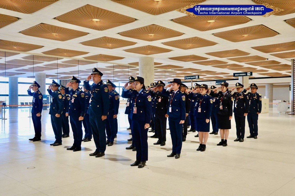 德崇国际机场安保人员举行升旗仪式 强化纪律教育