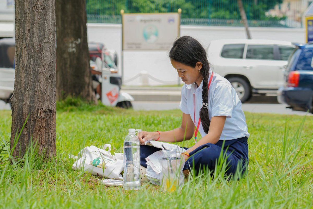 柬埔寨高考结束 考生在洪森文拉尼中学考点放松
