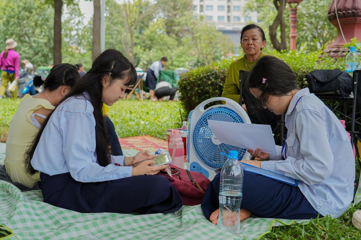 柬埔寨高考结束 考生在洪森文拉尼中学考点放松