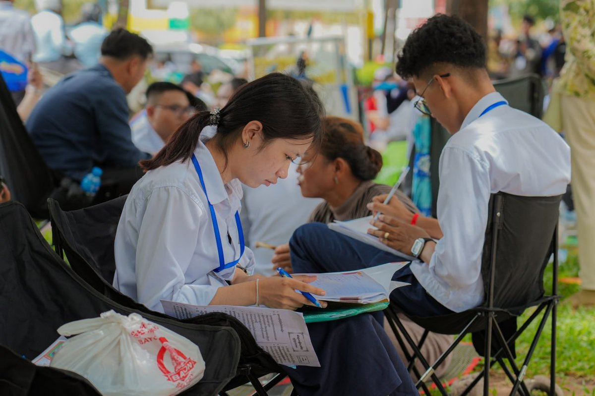 柬埔寨高考结束 考生在洪森文拉尼中学考点放松