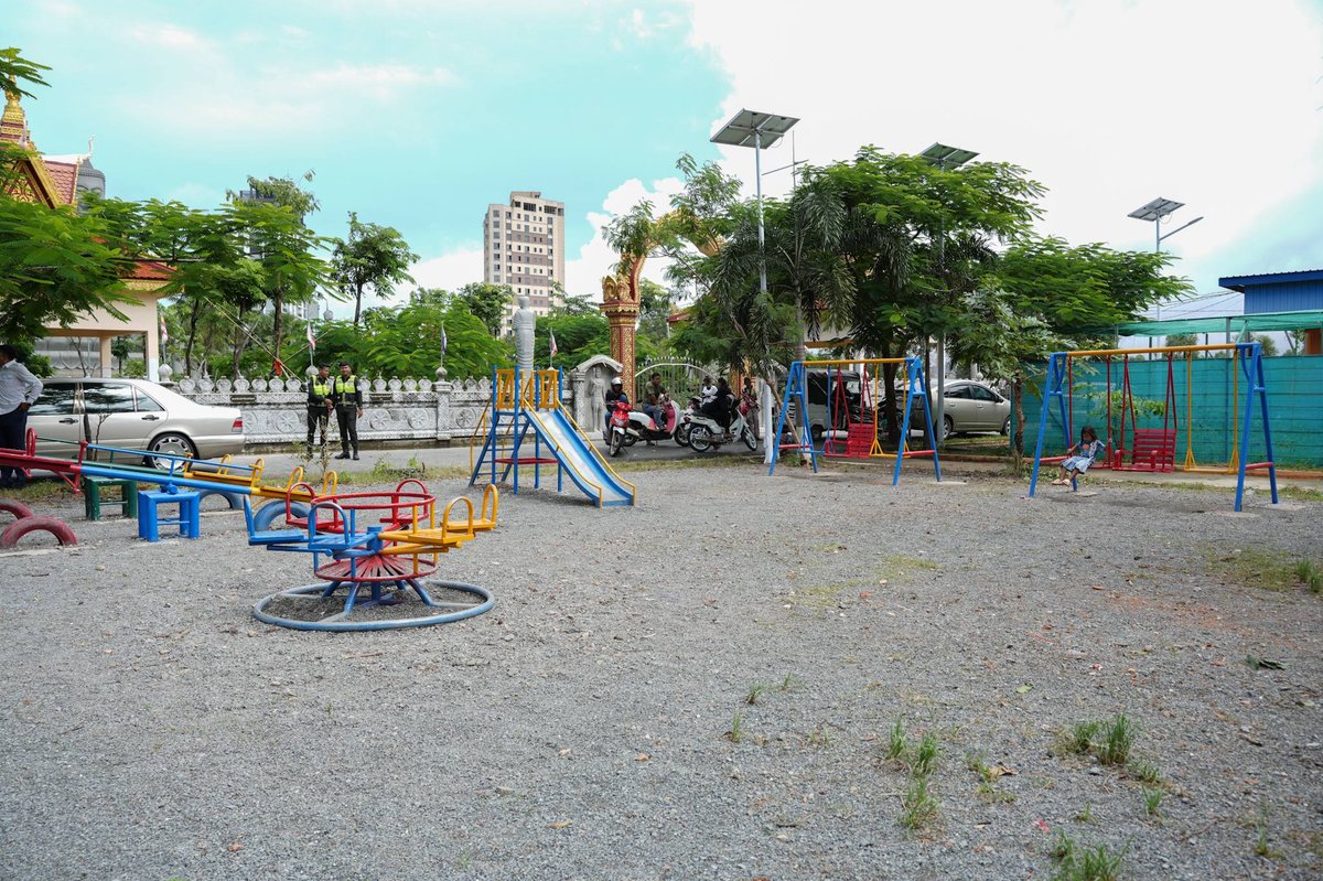 西港政府官员慰问当地寺庙并向奥特雷旧小学捐赠物资