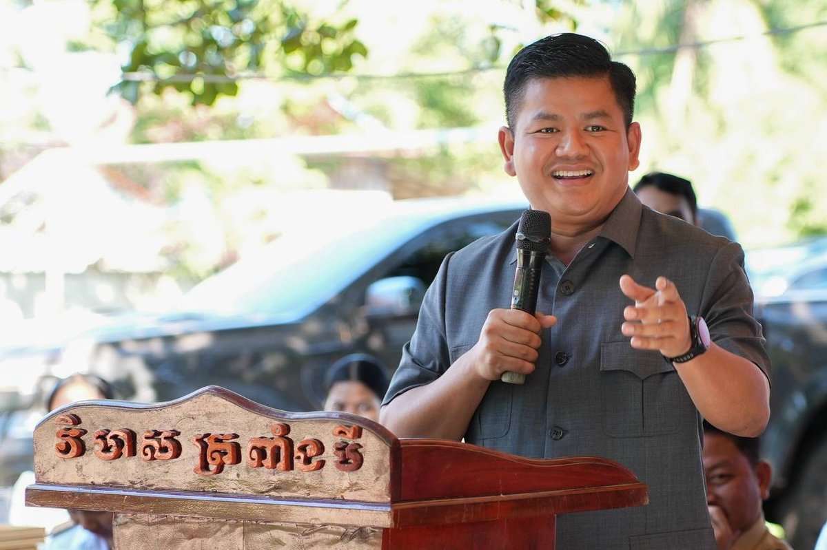 贡布省楚克县政府慰问师生 奖励优秀毕业生备战高考