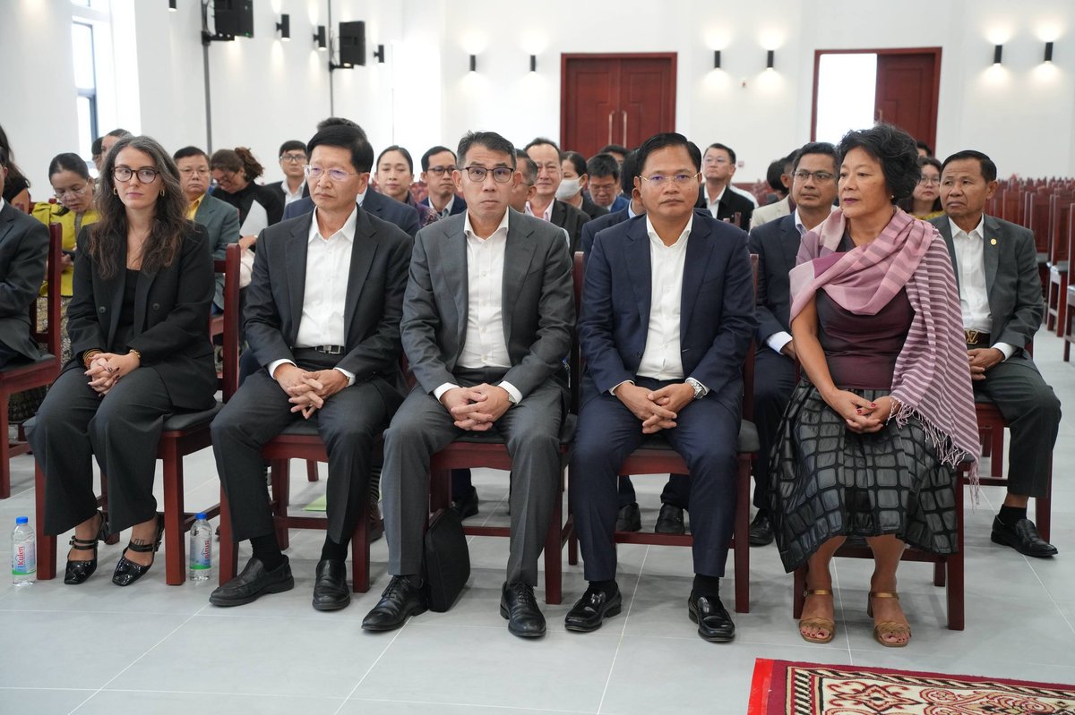 柬埔寨两名优秀学生获全额奖学金赴法深造