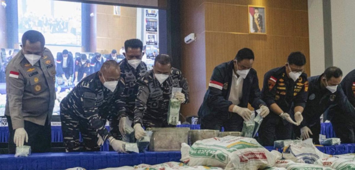 印尼警方在海域拦截一艘货船,查获1.3吨氯胺酮