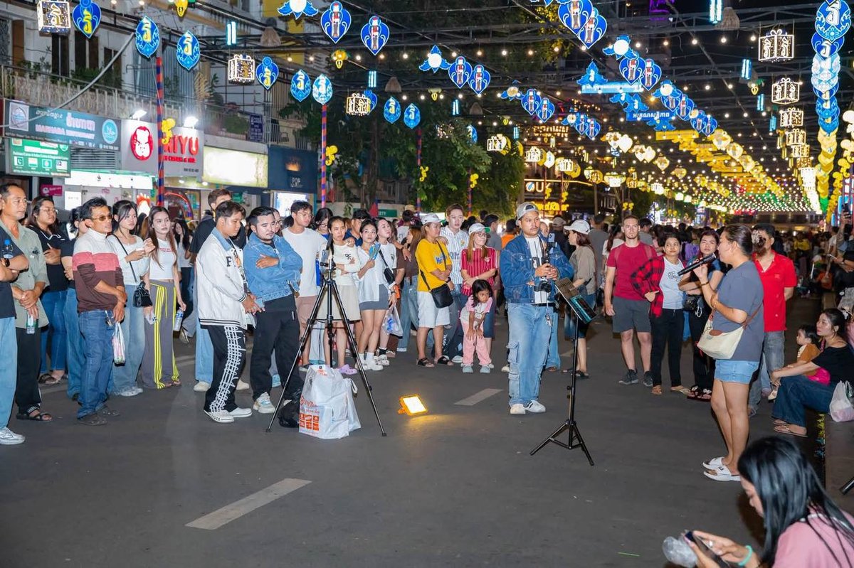 金边四臂湾步行街周末人气旺 绿色季节吸引大量游客