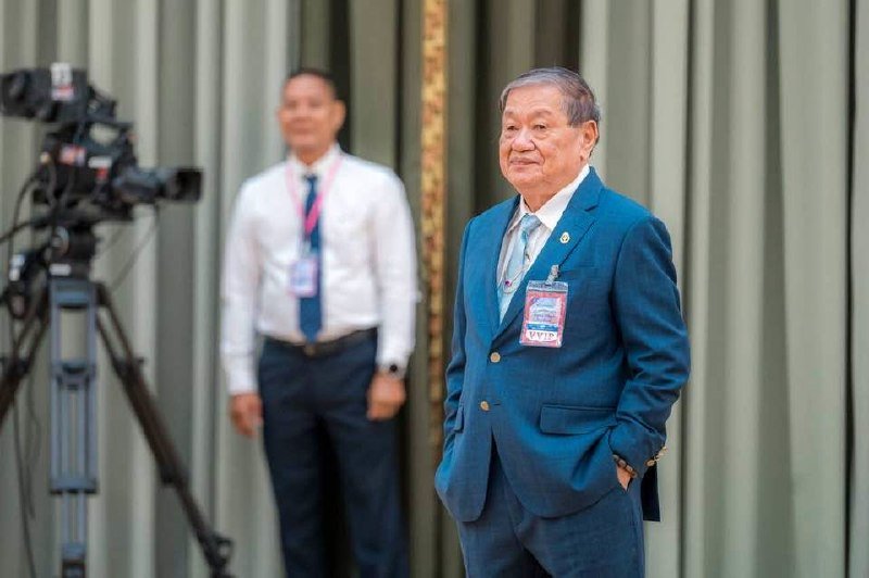 外交部高官涉6000份签证案被捕 前新闻大臣质疑执法